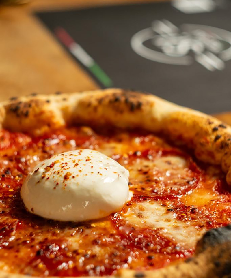 Smaczna włoska pizza z tradycyjnego pieca kraśnik