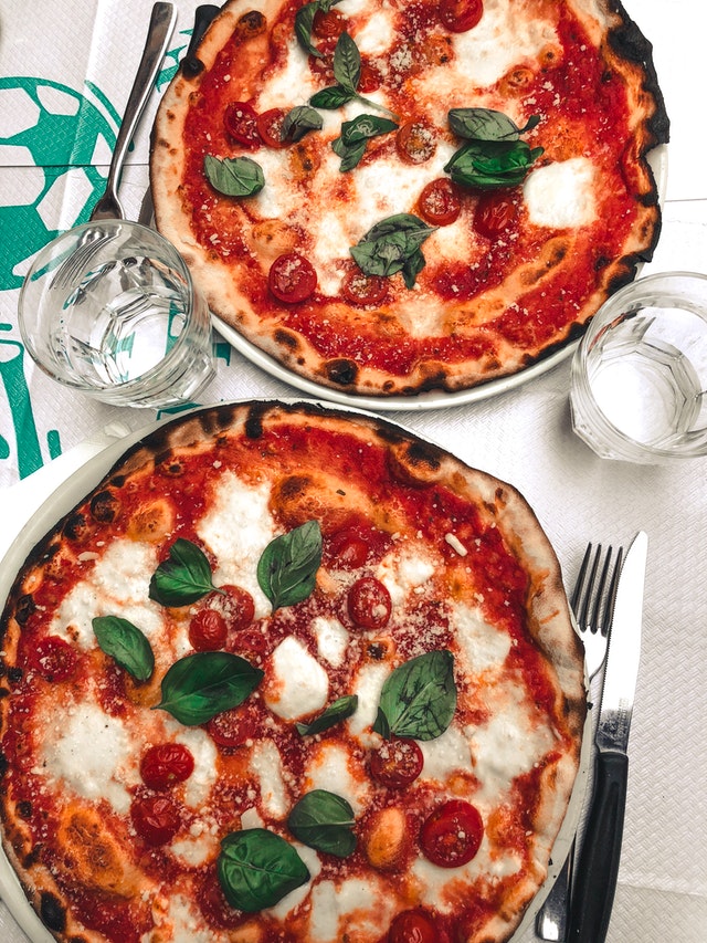 Smaczna włoska pizza z tradycyjnego pieca kraśnik